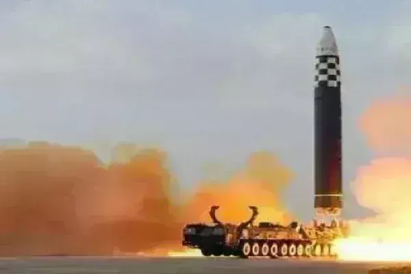 उत्तर कोरिया ने दूसरे दिन भी पूर्वी सागर की ओर दागी बैलिस्टिक मिसाइल