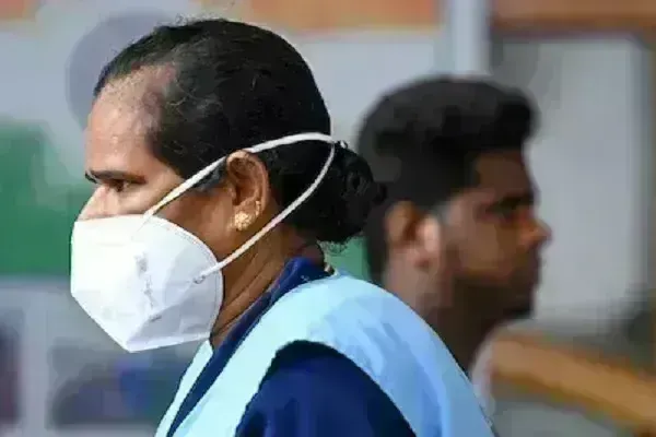 देश में कोरोना के खतरे को लेकर सरकार अलर्ट, इन लोगों के लिए मास्क किया अनिवार्य