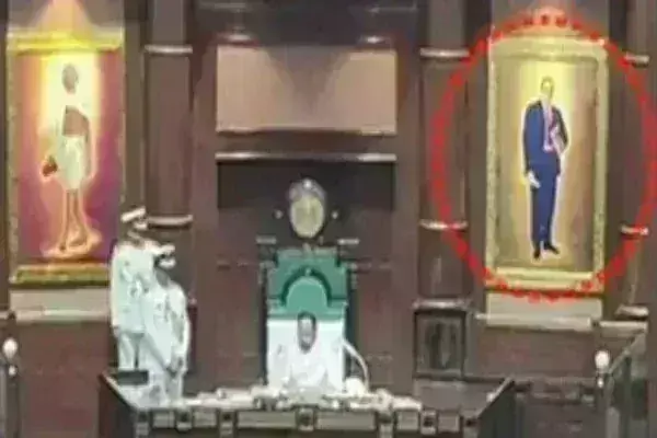 नेहरू की तस्वीर हटाकर अंबेडकर की लगाए जाने का मामला मध्य प्रदेश विधानसभा में गरमाया नेहरू की तस्वीर हटाकर अंबेडकर की लगाए जाने का मामला मध्य प्रदेश विधानसभा में गरमाया
