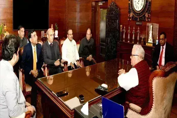 विदेश सेवा के अधिकारियों ने राज्यपाल से की मुलाकात