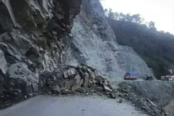 ऋषिकेश-बद्रीनाथ हाइवे पर फिर लैंडस्लाइड, यातायात बाधित ऋषिकेश-बद्रीनाथ हाइवे पर फिर लैंडस्लाइड, यातायात बाधित