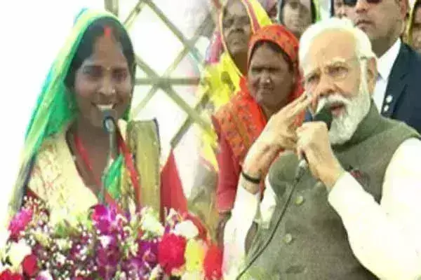 рдХрд╛рд╢реА рдХреА рд▓рд╛рднрд╛рд░реНрдереА рдорд╣рд┐рд▓рд╛ рд╕реЗ рдЬрдм рдкреНрд░рдзрд╛рдирдордВрддреНрд░реА рдиреЗ рдкреВрдЫрд╛, рдЪреБрдирд╛рд╡ рд▓рдбрд╝реЛрдЧреА рдХрд╛рд╢реА рдХреА рд▓рд╛рднрд╛рд░реНрдереА рдорд╣рд┐рд▓рд╛ рд╕реЗ рдЬрдм рдкреНрд░рдзрд╛рдирдордВрддреНрд░реА рдиреЗ рдкреВрдЫрд╛, рдЪреБрдирд╛рд╡ рд▓рдбрд╝реЛрдЧреА