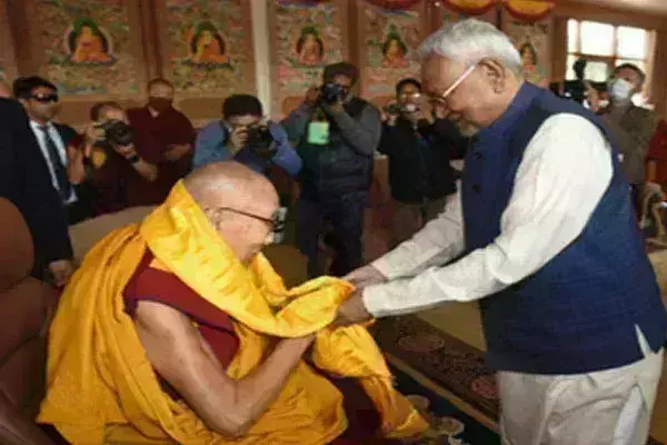 धर्मगुरु दलाई लामा से नीतीश कुमार ने की मुलाकात, महाबोधि मंदिर में की पूजा-अर्चना धर्मगुरु दलाई लामा से नीतीश कुमार ने की मुलाकात, महाबोधि मंदिर में की पूजा-अर्चना