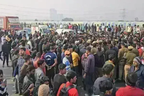 गोमांस के मिले अवशेष, आक्रोशित भीड़ ने जाम किया नेशनल हाईवे गोमांस के मिले अवशेष, आक्रोशित भीड़ ने जाम किया नेशनल हाईवे