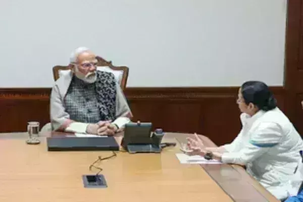 पीएम मोदी से ममता बनर्जी ने की मुलाकात, बंगाल के नेता प्रतिपक्ष ने राज्य सचिवालय में प्रवेश किया पीएम मोदी से ममता बनर्जी ने की मुलाकात, बंगाल के नेता प्रतिपक्ष ने राज्य सचिवालय में प्रवेश किया