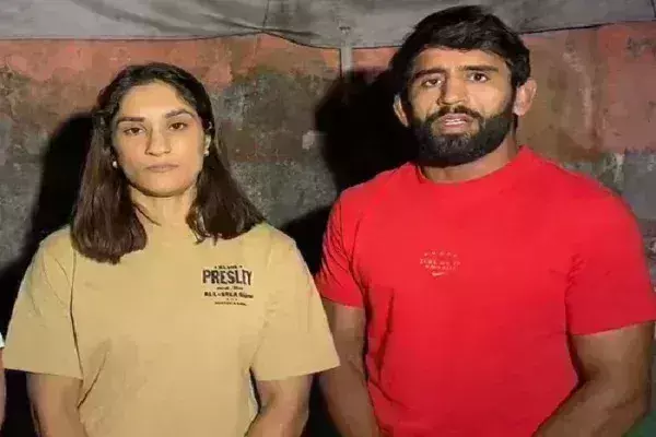 पीएम आवास के बाहर अपना पद्मश्री पुरस्कार छोड़कर चले गए बजरंग पुनिया पीएम आवास के बाहर अपना पद्मश्री पुरस्कार छोड़कर चले गए बजरंग पुनिया