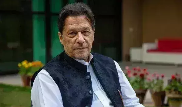 चुनाव आयोग ने इमरान खान की पीटीआई से चुनाव चिह्न छीना चुनाव आयोग ने इमरान खान की पीटीआई से चुनाव चिह्न छीना