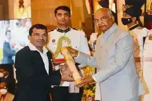 एक और पहलवान ने किया पद्मश्री पुरस्कार लौटाने का ऐलान, संजय सिंह के WFI अध्यक्ष बनने का विरोध एक और पहलवान ने किया पद्मश्री पुरस्कार लौटाने का ऐलान, संजय सिंह के WFI अध्यक्ष बनने का विरोध