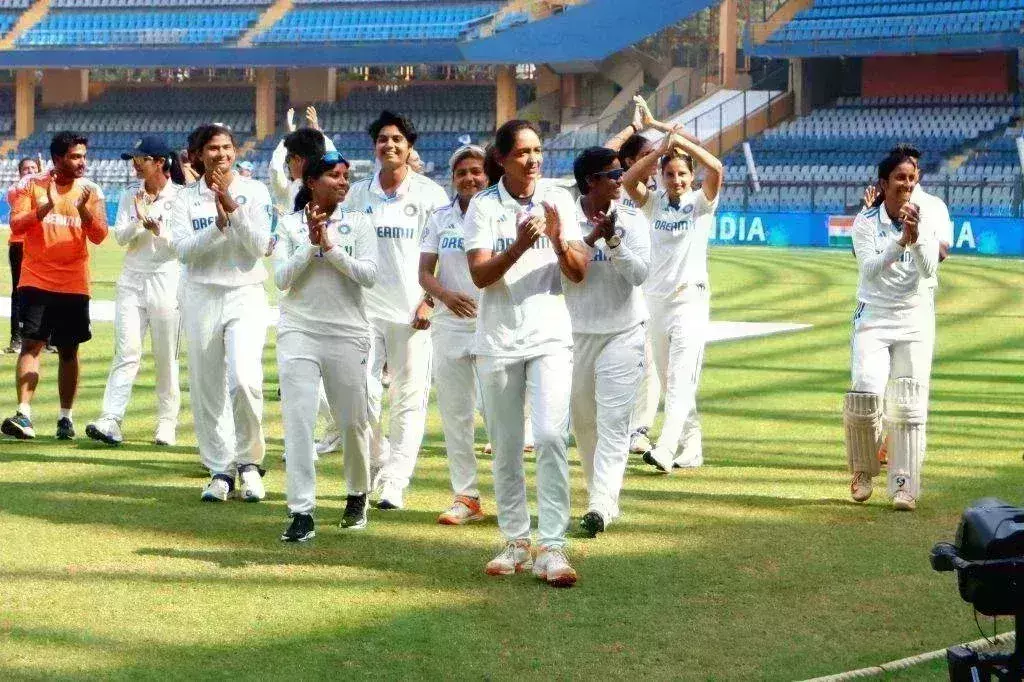 भारतीय महिला टीम नेऑस्ट्रेलिया को हराकर रचा इतिहास, टेस्ट क्रिकेट में पहली बार हुआ ऐसा
