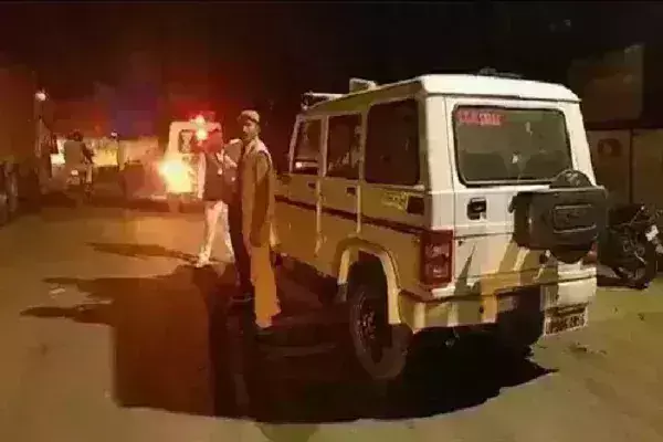 उत्तर प्रदेश केअलीगढ़ में मस्जिद की दीवार पर लिखे धार्मिक नारे, सपा नेताओं ने की कार्रवाई की मांग उत्तर प्रदेश केअलीगढ़ में मस्जिद की दीवार पर लिखे धार्मिक नारे, सपा नेताओं ने की कार्रवाई की मांग