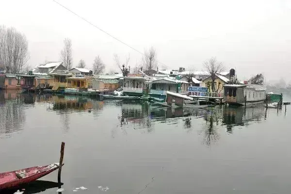 कश्मीर में भीषण शीतलहर जारी, न्यूनतम तापमान शून्य से नीचे कश्मीर में भीषण शीतलहर जारी, न्यूनतम तापमान शून्य से नीचे