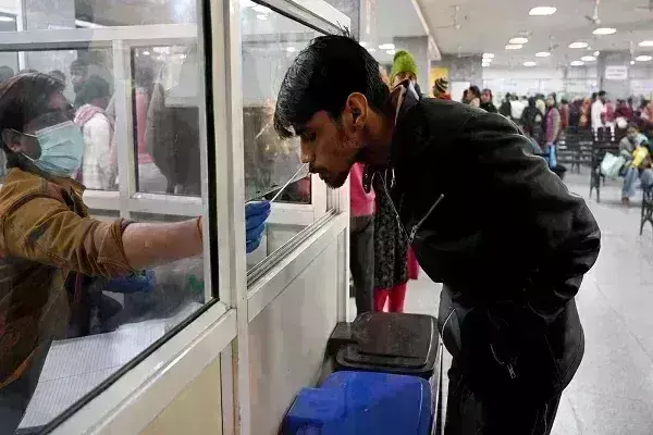 महाराष्ट्र में भी कोविड के नए वेरिएंट ने बढ़ाई चिंता, ठाणे में 5 मरीज मिले महाराष्ट्र में भी कोविड के नए वेरिएंट ने बढ़ाई चिंता, ठाणे में 5 मरीज मिले