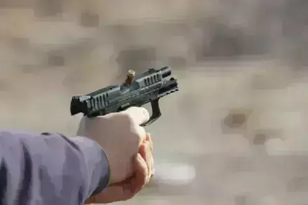 झारखंड के हजारीबाग में पुलिसकर्मी ने 28 राउंड फायरिंग कर फैलाई दहशत झारखंड के हजारीबाग में पुलिसकर्मी ने 28 राउंड फायरिंग कर फैलाई दहशत