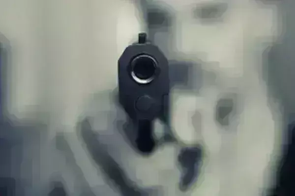 कोलकाता पुलिस के एक कांस्टेबल ने खुद को अपने सर्विस रिवॉल्वर से  मारी गोली