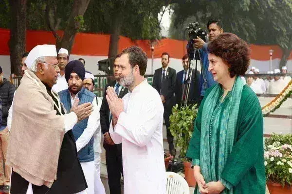 139वें पार्टी स्थापना दिवस पर खड़गे ने कहा - कांग्रेस का मकसद है लोक कल्याण 139वें पार्टी स्थापना दिवस पर खड़गे ने कहा - कांग्रेस का मकसद है लोक कल्याण