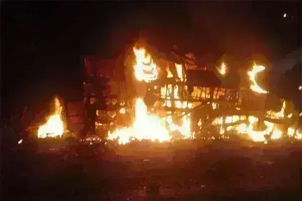 गुना में डंपर से टकराने के बाद बस में लगी आग, 13 यात्री जिंदा जले