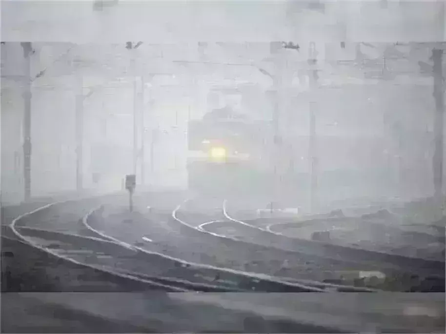 कोहरे ने रोकी ट्रेनों की रफ्तार, ठिठुरते रहे यात्री, VIP Trains भी हुई लेट कोहरे ने रोकी ट्रेनों की रफ्तार, ठिठुरते रहे यात्री, VIP Trains भी हुई लेट