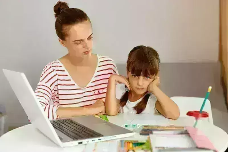 इन कारणों से पेरेंट्स को इग्नोर करने लगते हैं बच्चे, समय रहते कर लें खुद में सुधार