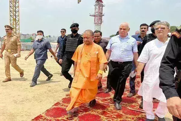 पीएम के आगमन से पहले सीएम ने अयोध्या में लिया विकास कार्यों का जायजा पीएम के आगमन से पहले सीएम ने अयोध्या में लिया विकास कार्यों का जायजा