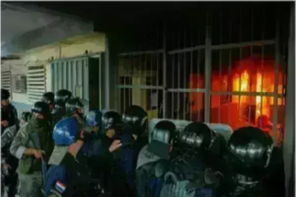 उरुग्वे के कोमकार जेल में आग लगने से दो कैदियों की मौत, छह घायल उरुग्वे के कोमकार जेल में आग लगने से दो कैदियों की मौत, छह घायल