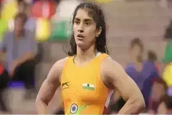 अब महिला पहलवान विनेश फोगाट ने लौटाया अपना खेल रत्न और अर्जुन पुरस्कार अब महिला पहलवान विनेश फोगाट ने लौटाया अपना खेल रत्न और अर्जुन पुरस्कार