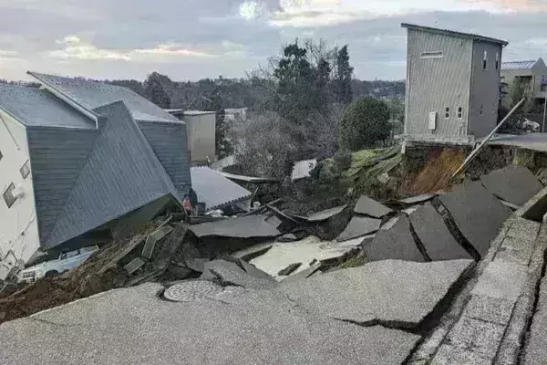 जापान में 1 दिन में भूकंप के 155 झटके,  कई इमारतें जमींदोज