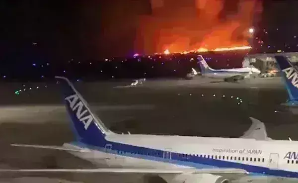 एयरपोर्ट पर धूं-धूं करजला विमान, 300 से ज्यादा यात्रियों की जान थी खतरे में