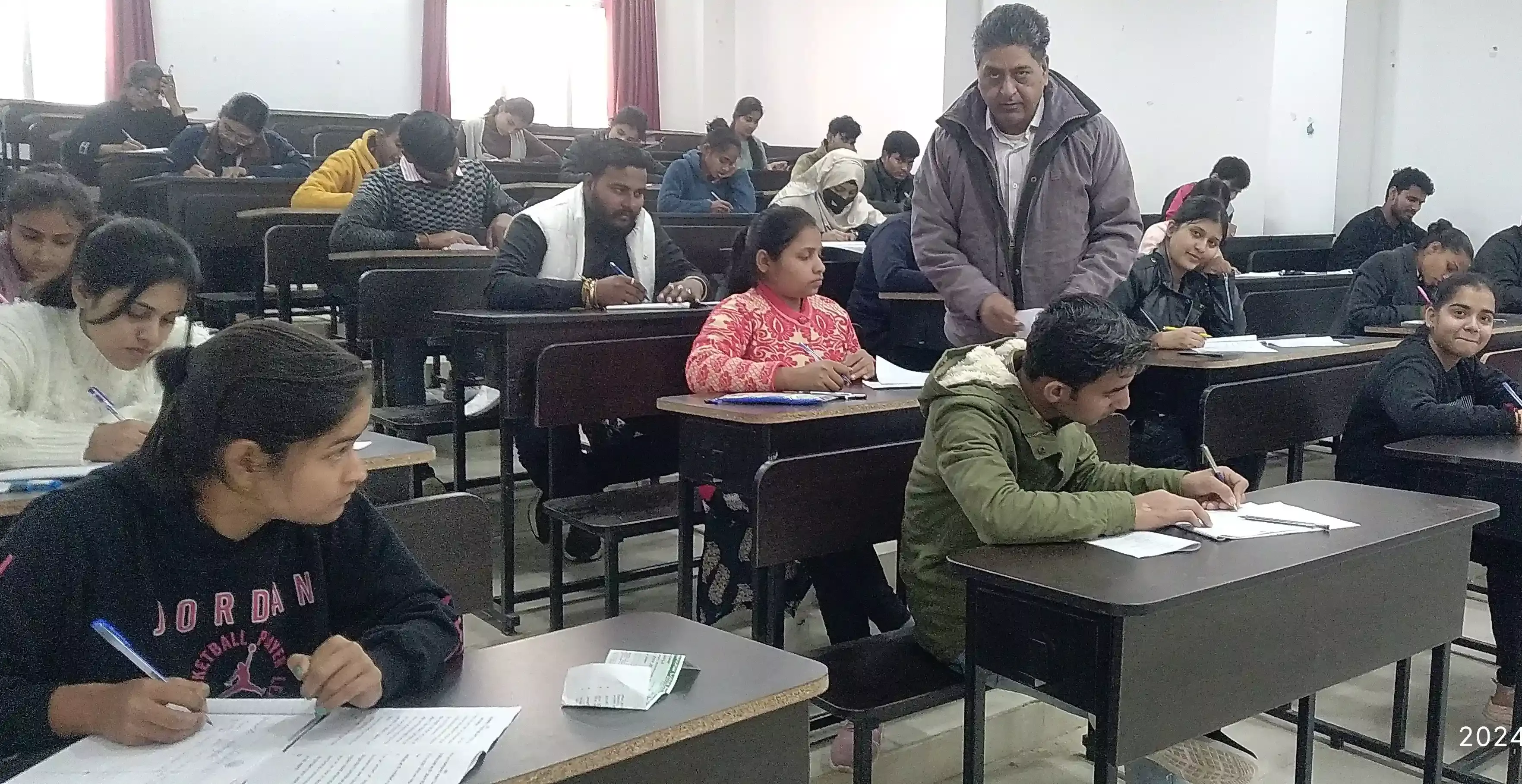 स्नातक सेमेस्टर की परीक्षा में 60 हजार 55 परीक्षार्थी शामिल रहे