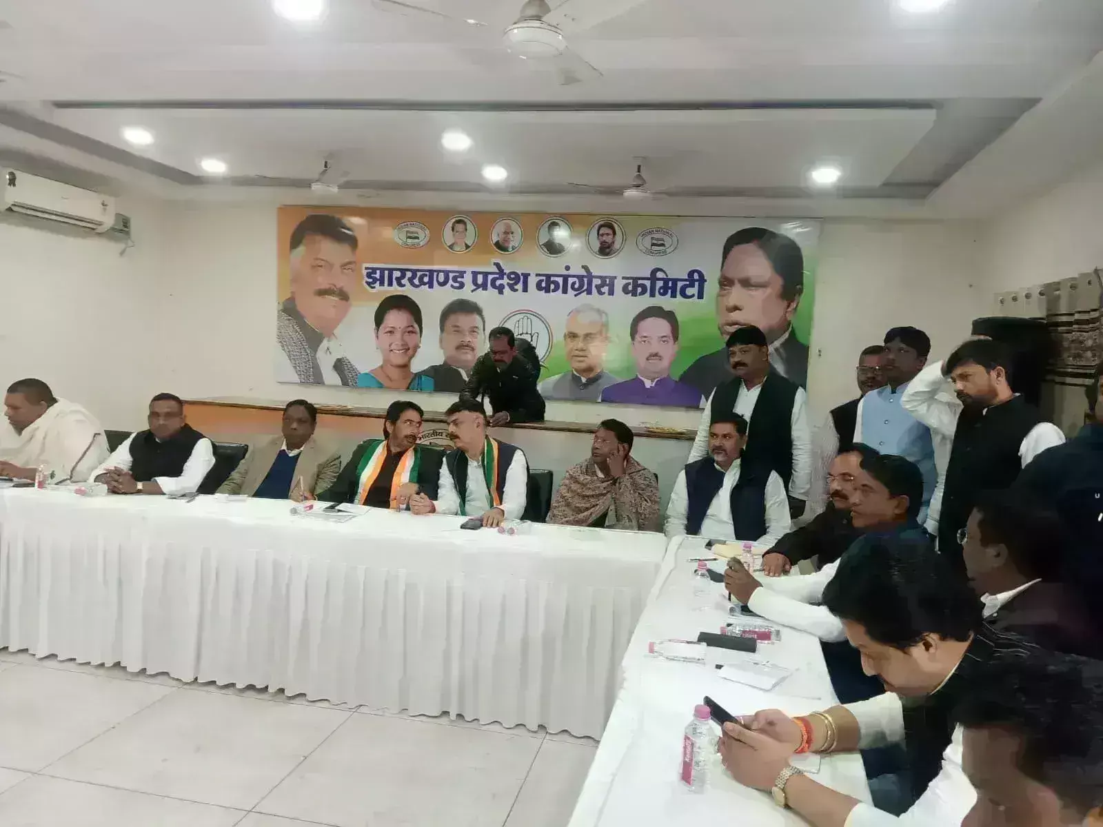 झारखंड के कांग्रेस विधायकों ने गठबंधन सरकार के प्रति जताई एकजुटता झारखंड के कांग्रेस विधायकों ने गठबंधन सरकार के प्रति जताई एकजुटता