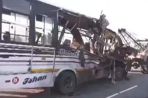 बस और ट्रक के बीच जबरदस्त टक्कर, 12 लोगों की मौत- 25 से अधिक घायल बस और ट्रक के बीच जबरदस्त टक्कर, 12 लोगों की मौत- 25 से अधिक घायल