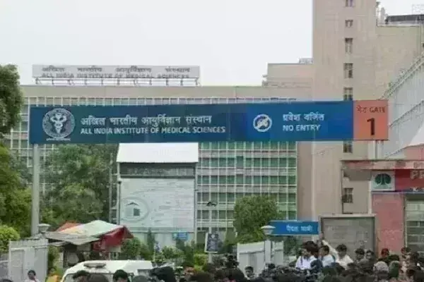 Delhi AIIMS के डायरेक्टर ऑफिस में लगी भीषण आग, मचा हड़कंप; दमकल की 7 गाड़ियां मौके पर Delhi AIIMS के डायरेक्टर ऑफिस में लगी भीषण आग, मचा हड़कंप; दमकल की 7 गाड़ियां मौके पर