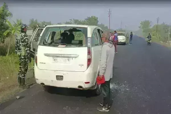 पश्चिम बंगाल में TMC नेता के ठिकाने पर छापा मारने गई ED की टीम पर हमला, गाड़ी भी तोड़ी पश्चिम बंगाल में TMC नेता के ठिकाने पर छापा मारने गई ED की टीम पर हमला, गाड़ी भी तोड़ी