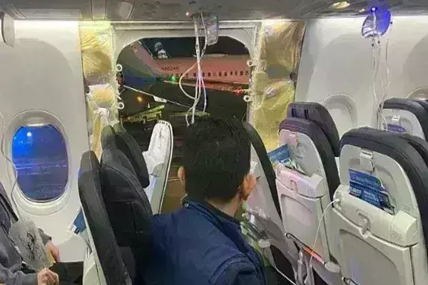 हवा में ही खुल गया विमान का दरवाजा, करानी पड़ी आपात लैंडिंग- 177 लोग बाल-बाल बचे