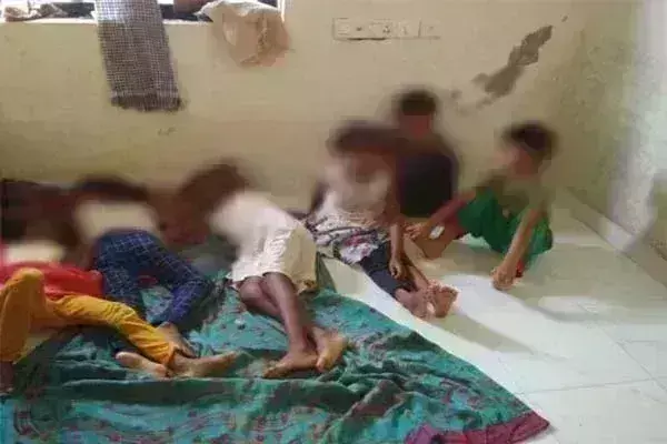 मध्य प्रदेश की राजधानी भोपाल के बालिका गृह से गायब 26 बच्चियों में से 10 मिलीं, कई अधिकारियों पर गिरी गाज मध्य प्रदेश की राजधानी भोपाल के बालिका गृह से गायब 26 बच्चियों में से 10 मिलीं, कई अधिकारियों पर गिरी गाज