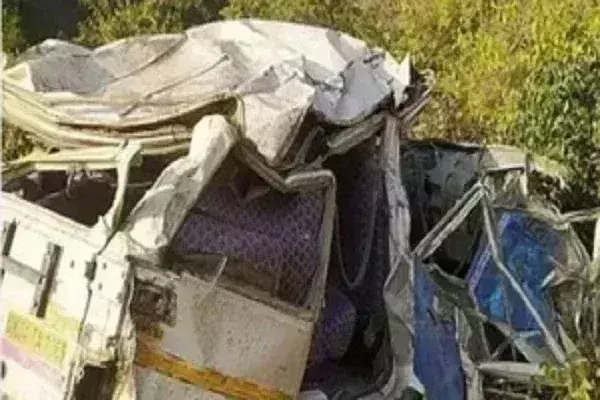 उत्तराखंड : मौलेखाल के पास मैक्स गाड़ी गहरी खाई में गिरी, चालक की मौत उत्तराखंड : मौलेखाल के पास मैक्स गाड़ी गहरी खाई में गिरी, चालक की मौत