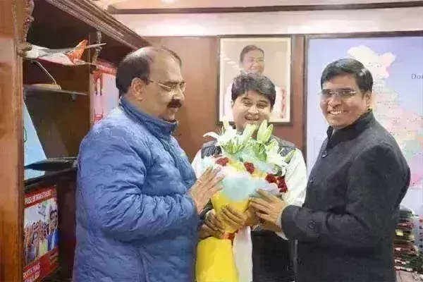 भाजपा नेता अश्वनी शर्मा और सुभाष शर्मा ने ज्योतिरादित्य सिंधिया से की मुलाकात भाजपा नेता अश्वनी शर्मा और सुभाष शर्मा ने ज्योतिरादित्य सिंधिया से की मुलाकात