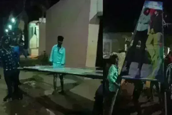 यश का जन्मदिन: कर्नाटक में सुपरस्टार का कट-आउट लगाते करंट लगने से तीन की मौत यश का जन्मदिन: कर्नाटक में सुपरस्टार का कट-आउट लगाते करंट लगने से तीन की मौत