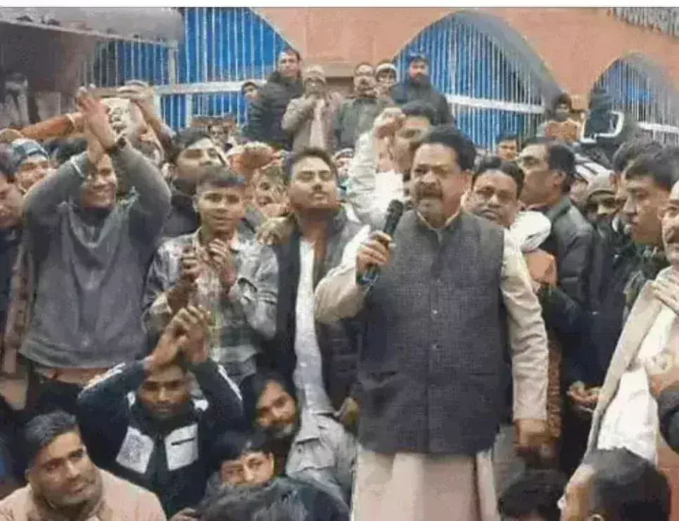 मुकेश सिद्धार्थ को पुलिस ने भेजा जेल, कहा-अपने शब्द वापस नहीं लूंगा, चाहे दर्ज हों 100 मुकदमे मुकेश सिद्धार्थ को पुलिस ने भेजा जेल, कहा-अपने शब्द वापस नहीं लूंगा, चाहे दर्ज हों 100 मुकदमे