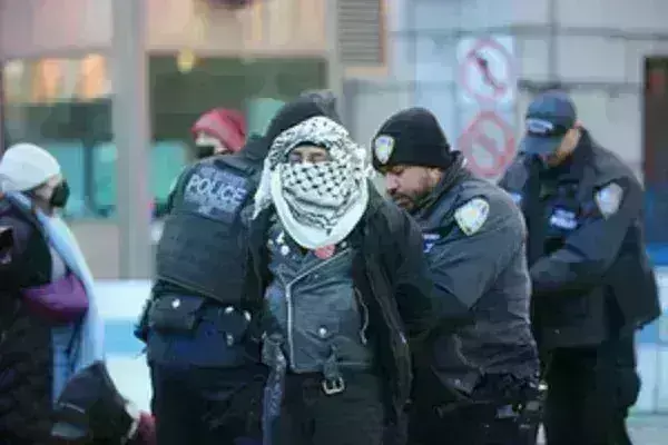 न्यूयॉर्क में प्रदर्शन के बाद 320 फिलिस्तीनी समर्थक प्रदर्शनकारियों को किया गिरफ्तार