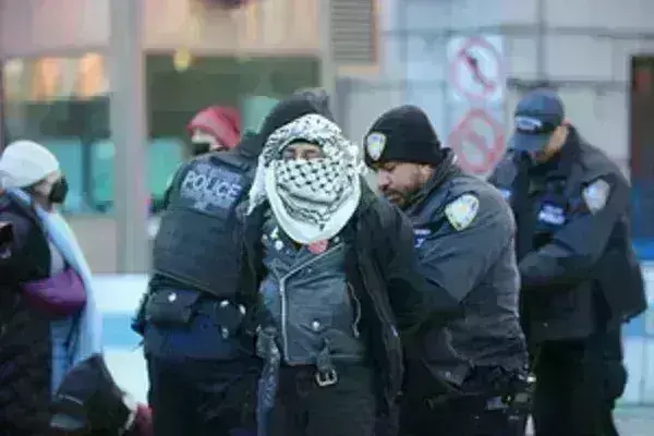 न्यूयॉर्क में प्रदर्शन के बाद 320 फिलिस्तीनी समर्थक प्रदर्शनकारियों को किया गिरफ्तार