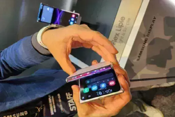 सैमसंग के डुअल-फोल्डिंग डिस्प्ले में अगले गैलेक्सी जेड फ्लिप की झलक सैमसंग के डुअल-फोल्डिंग डिस्प्ले में अगले गैलेक्सी जेड फ्लिप की झलक