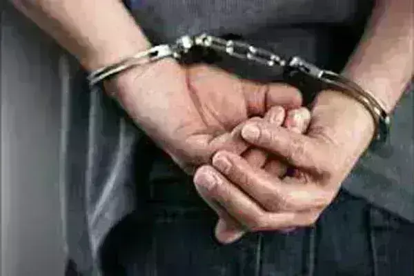 पिकअप में सौ पेटी शराब बरामद, दो गिरफ्तार