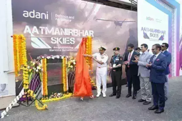 अदाणी समूह ने नौसेना के लिए पहले स्वदेश निर्मित दृष्टि-10 यूएवी का अनावरण किया अदाणी समूह ने नौसेना के लिए पहले स्वदेश निर्मित दृष्टि-10 यूएवी का अनावरण किया