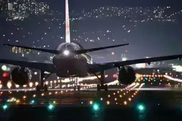 फ्लाइट टेक ऑफ करने से पहले ही केबिन का दरवाजा खोलकर कूदा पैसेंजर, मचा हड़कंप