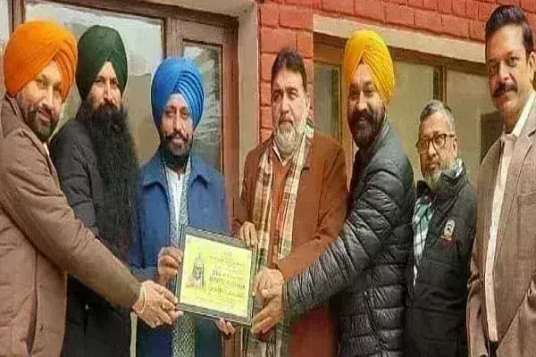 पंजाब की अमन, शांति व भाईचारे का प्रतीक बनेगा मां बगलामुखी धाम अखंड महायज्ञ: अशोक पराशर पप्पी पंजाब की अमन, शांति व भाईचारे का प्रतीक बनेगा मां बगलामुखी धाम अखंड महायज्ञ: अशोक पराशर पप्पी