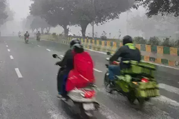 नोएडा: कोहरे और प्रदूषण की दोहरी मार से लोग परेशान नोएडा: कोहरे और प्रदूषण की दोहरी मार से लोग परेशान