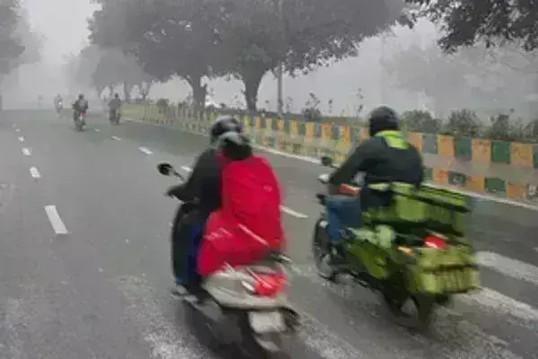 नोएडा: कोहरे और प्रदूषण की दोहरी मार से लोग परेशान