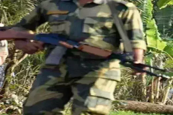 बंगाल में सर्विस राइफल से बीएसएफ जवान ने की आत्महत्या बंगाल में सर्विस राइफल से बीएसएफ जवान ने की आत्महत्या