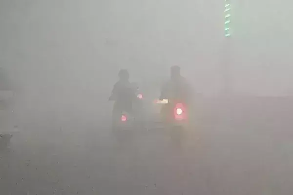 घने कोहरे की चादर में लिपटा उत्तर भारत, दिल्ली एयरपोर्ट पर विजिबिलिटी जीरो; 7 फ्लाइट्स को किया डायवर्ट घने कोहरे की चादर में लिपटा उत्तर भारत, दिल्ली एयरपोर्ट पर विजिबिलिटी जीरो; 7 फ्लाइट्स को किया डायवर्ट