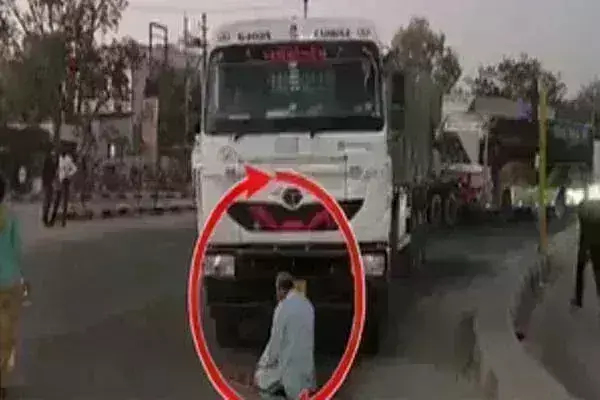 सड़क किनारे ट्रक रोक पढऩे लगा नमाज, वीडियो वायरल होने के बाद पुलिस ने किया गिरफ्तार सड़क किनारे ट्रक रोक पढऩे लगा नमाज, वीडियो वायरल होने के बाद पुलिस ने किया गिरफ्तार